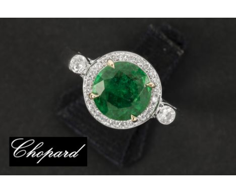 Chopard signed ring in white gold (18 carat) with a 2,17 carat Colombian emerald with beautiful color and at least 0,40 carat