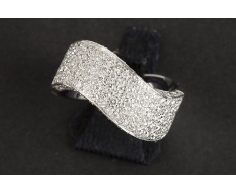 modern "pavé" ring in white gold (18 carat) with ca 1,20 carat of very high quality brilliant cut diamonds || Moderne "pavé" 