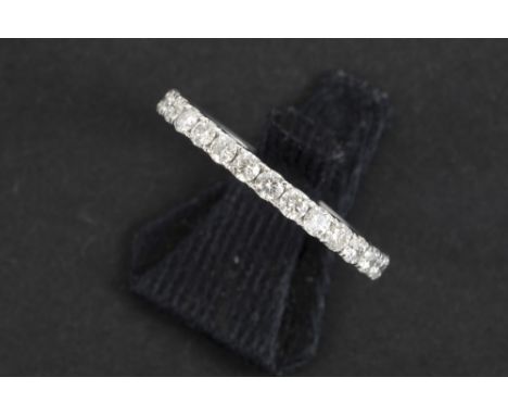 ring in white gold (18 carat) with ca 1,20 carat of very high quality brilliant cut diamonds || Zgn "alliance à l'américaine"