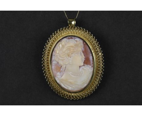 vintage brooch/pendant with a cameo mounted in yellow gold (18 carat) || Vintage broche/pendatief met een camee met fijngesne