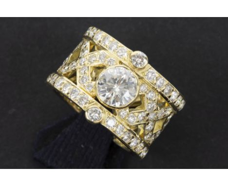 beautiful ring in yellow gold (18 carat) with a 1,05 carat quality brilliant cut diamond and ca 2,80 carat of small high qual