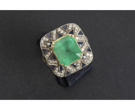 Art Deco style vintage ring in white and yellow gold (18 carat) with a ca 3,50 carat emerald surrounded by ca 0,40 carat of s