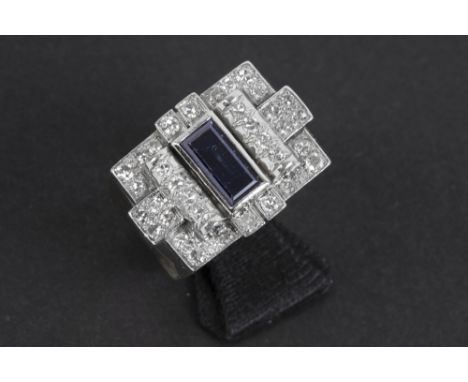 Forties' late Art Deco ring in yellow gold (18 carat) and platinum with a central ca 1,50 carat sapphire and old brilliant cu