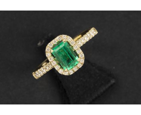 ring in yellow gold (18 carat) with a 0,95 carat non-treated Colombian emerald with a "vivid/deep green" color and beautiful 