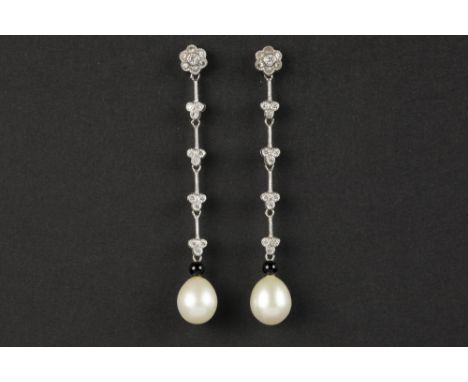 pair of earrings in yellow gold (18 carat) with small quality brilliant cut diamonds and light grey pearls || Paar oorbellen 