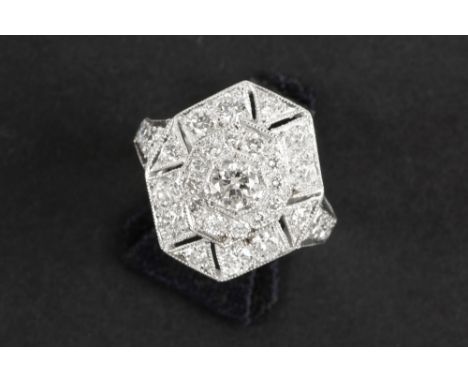 Art Deco style ring in grey gold (18 carat) with ca 1,50 carat of high quality brilliant cut diamonds || Mooie ring in grijs 