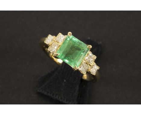 classy ring in yellow gold (18 carat) with a 2,01 carat Colombian emerald and 0,65 carat of very high quality princess' cut d