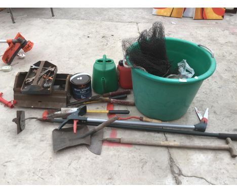 A MIXED LOT OF GARDEN TOOLS TO INCLUDE SHEARS, SHOVEL, BULB PLANTER, TUB, WATERING CAN AND METAL TOOL BOX ETC 