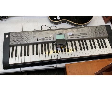 A CASIO KEYBOARD WITH BUILT IN SOUND EFFECTS 