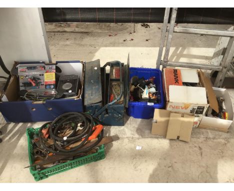 A LARGE COLLECTION OF TOOLS AND HARDWARE TO INCLUDE A METAL FOLD OUT TOOL BOX AND VINTAGE PROJECTOR 