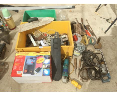 A LARGE QUANTITY OF TOOLS TO INCLUDE AN INVERTER, CHAINSAW BLADE AND CHAIN, INSPECTION LAMP, FUNNELS, OIL CAN, ETC 