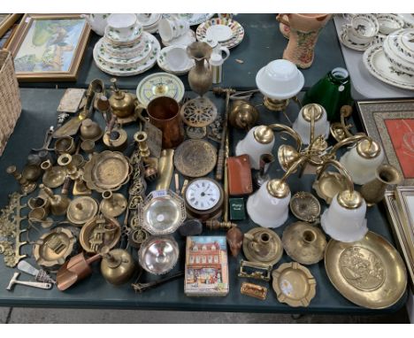 A COLLECTION OF BRASS AND METAL WARE TO INCLUDE PLATES, DISHES CANDLE STICKS AND LIGHT FITTINGS ETC 