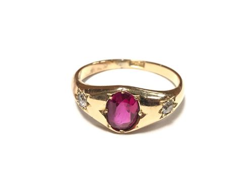 A LADIES 18CT YELLOW GOLD, RUBY AND DIAMOND STONE RING, WEIGHT 4.9G, UK SIZE O, TOTAL DIAMOND WEIGHT APPROX 0.12CT 