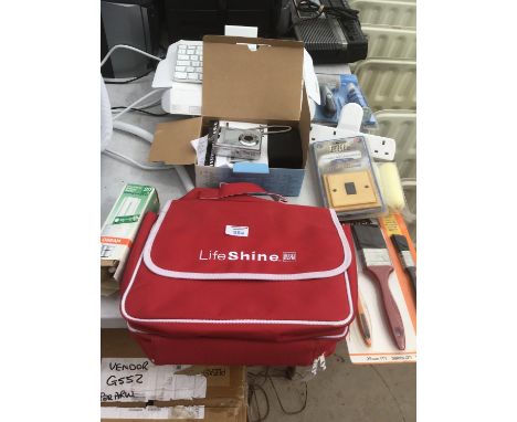A MIXED LOT TO INCLUDE AN IPAD KEYBOARD, CASE TROLLEY, DIGITAL CAMERA, PAINT BRUSHES, BAG ETC 