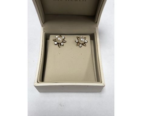 A BOXED PAIR OF LADIES 9CT YELLOW GOLD, DIAMOND AND PEARL CLUSTER EARRINGS 