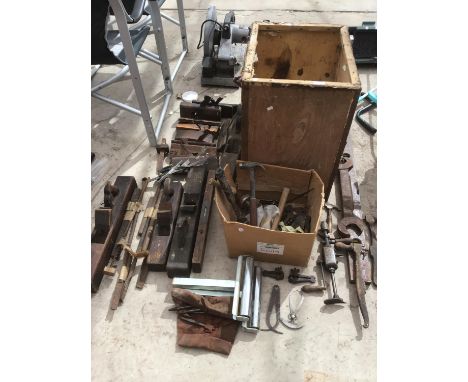 A LARGE COLLECTION OF VINTAGE TOOLS TO INCLUDE PLANES, LARGE SPANNER, HAMMERS, CALIPERS ETC IN A VINTAGE WOODEN TEA CHEST 