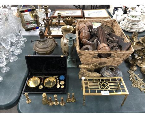 A COLLECTION OF VARIOUS ITEMS TO INCLUDE OIL LAMP, MINIATURE CANDLE STICKS, BRASS TRIVET STAND ETC 