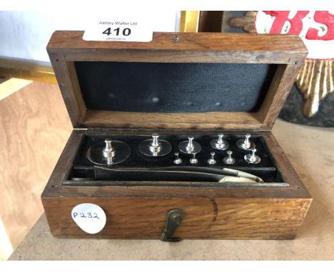A VINTAGE WOODEN WEIGHING SCALES SET 