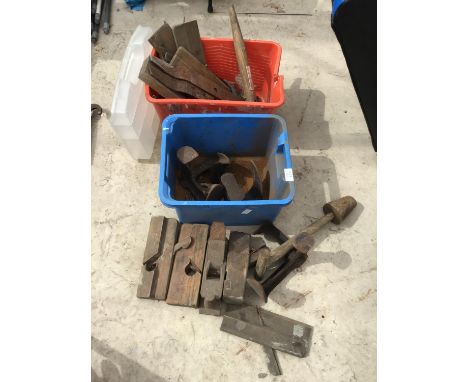 VARIOUS VINTAGE ITEMS TO INCLUDE PLANES, SHOE LASTS AND TOOLS ETC 