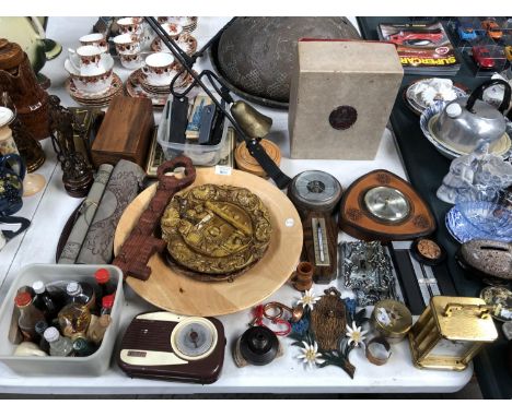 A MIXED GROUP OF ITEMS TO INCLUDE TEMPERATURE GAGE, WOODEN PLAQUES, CLOCK ETC 