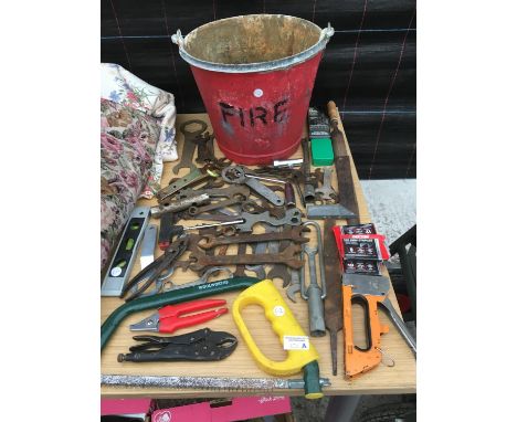A VINTAGE FIRE BUCKET AND A COLLECTION OF TOOLS 