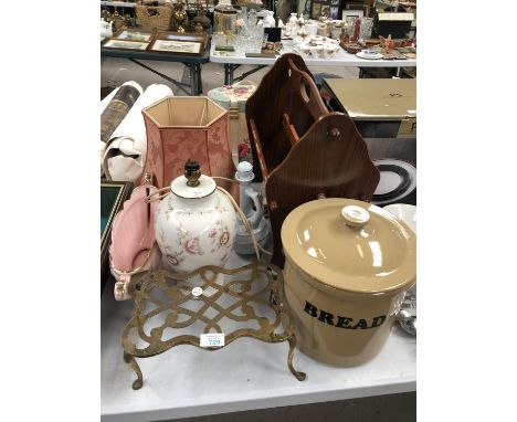 A MIXED GROUP OF ITEMS TO INCLUDE CERAMIC JARS, LAMP AND SHADE, MAGAZINE HOLDER ETC 