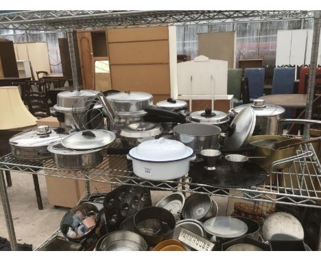 A COLLECTION OF PANS ETC TO INCLUDE ENAMEL WARE, BRASS AND STAINLESS STEEL 