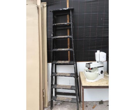 A VINTAGE WOODEN EIGHT RUNG STEP LADDER 