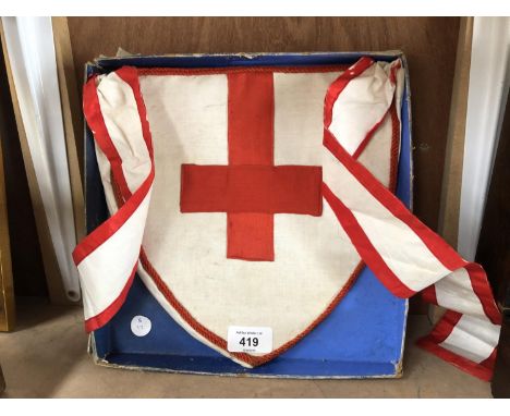 A VINTAGE CLOTH FIRST AID BADGE, BOXED 