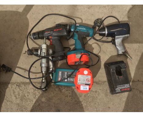 A COLLECTION OF TOOLS TO INCLUDE A MAKITA DRILL WITH BATTERY AND CHARGER, SNAP ON DRILL, WITH CHARGER (NO BATTERY) AND TWO CO