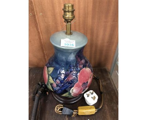 A 'FINCH' DESIGN MOORCROFT LAMP 
