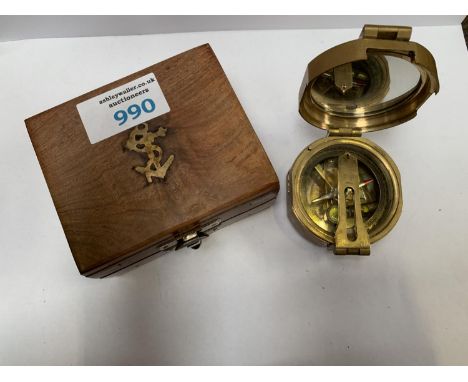 A WOODEN BOX CONTAINING VINTAGE BRASS COMPASS 