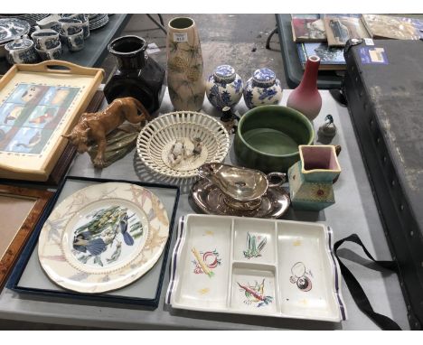 A MIXED GROUP OF CERAMICS, PRESTIGE POTTERY COUGAR, POOLE TRAY, BESWICK TROPICAL VASE, ROYAL WORCESTER BOXED PLATE ETC 