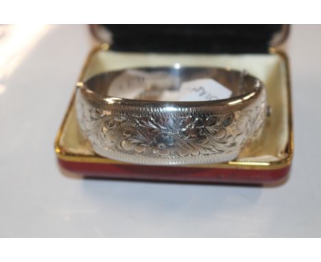 A 1965 silver Hallmarked Birmingham hinged bangle, approx. weight 32gms