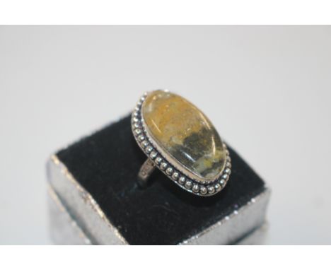 A white and brown agate set ring 