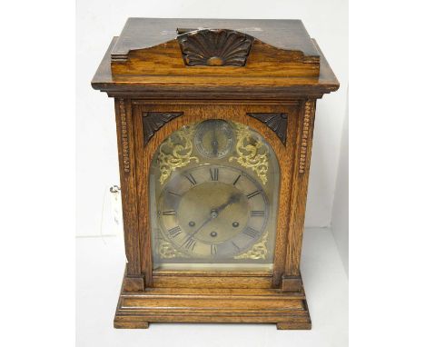 Late 19th/early 20th century oak mantel clock, the gilt dial with silvered Roman chapter ring, dial unsigned, the movement si