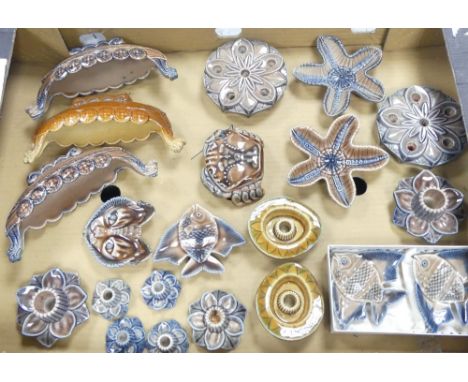 A collection of Wade items to include fish pin dishes, candle stick holder, Viking boats, crab, etc (1 tray)