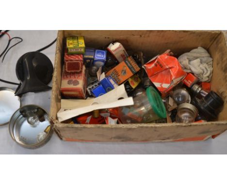 Collection of various vehicle light bulbs incl. Lucas, Osram, British Lumax etc, many still boxed and a vintage air horn (A/F