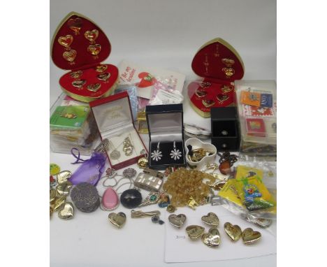 Hallmarked Sterling silver jewellery, including a reproduction sovereign pendant necklace, a hallmarked silver badge etc., a 