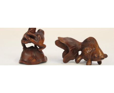 Japanese Meiji period boxwood Netsuke figure of two frogs, H4.5cm and a fish Netsuke 