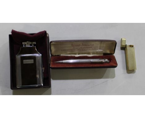 Cartier flip up lighter, gold plated marked with Paris, serial no. 39412G, Ronson pencilighters in original case, Ronson Mast