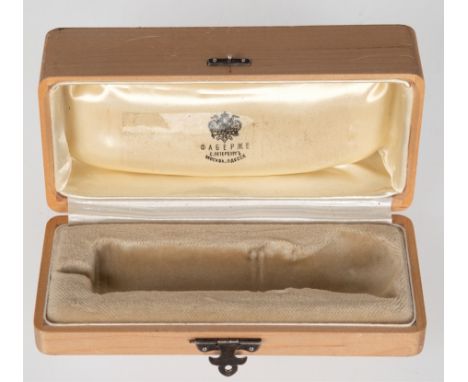 Fabergé-Etui für einen Griff, helles Holz mit Seide und Samt ausgekleidet, innen kyrillisch bez. "Fabergé St. Petersburg, Mos