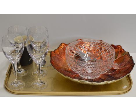 TRAY CONTAINING NOVELTY GUINNESS MUG, STEM WINE GLASSES, CUT CRYSTAL BOWL, LARGE DECORATIVE GLASS DISH ETC     