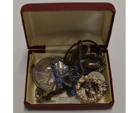 A BOX WITH ASSORTED COSTUME JEWELLERY, VINTAGE LADIES WRIST WATCH, BROOCHES, LARGE MEDALLION ETC     