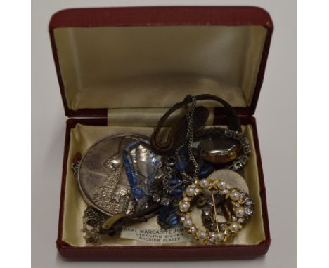 A BOX WITH ASSORTED COSTUME JEWELLERY, VINTAGE LADIES WRIST WATCH, BROOCHES, LARGE MEDALLION ETC     