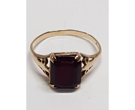 9CT GOLD AND GARNET RING 2.2G GROSS WEIGHT SIZE O1/2