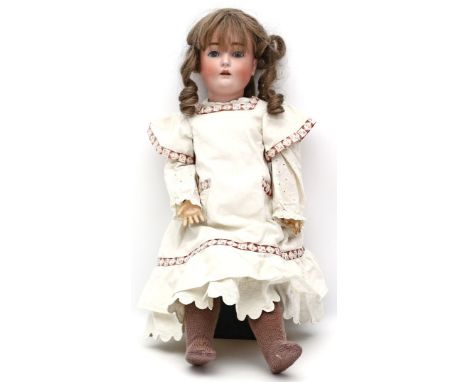 Puppenmädchen. Bisk.-Porz.-Kurbelkopf, gem. K made in Germany 14 171. Offener Mund mit modellierter Zunge und Zahnreihe oben.