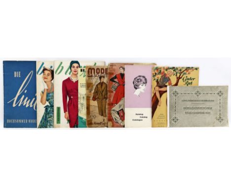 Konvolut Vintage-Modezeitschriften und Schnittmuster. Gebrauchsspuren. Überwiegend 50er Jahre.