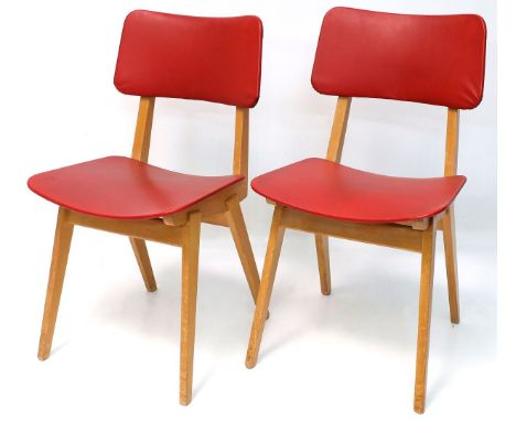 Paar Vintage-Stühle. Holzgestelle mit roter Kunstlederpolsterung. Alters- und Gebrauchsspuren. 60er/70er Jahre. H. 80 cm.