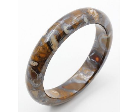 Attraktiver Boulderopal-Armreif. Polierter Reif aus natürlichem Boulder-Muttergestein mit einigen Opaleinschlüssen. B. 1,2, D